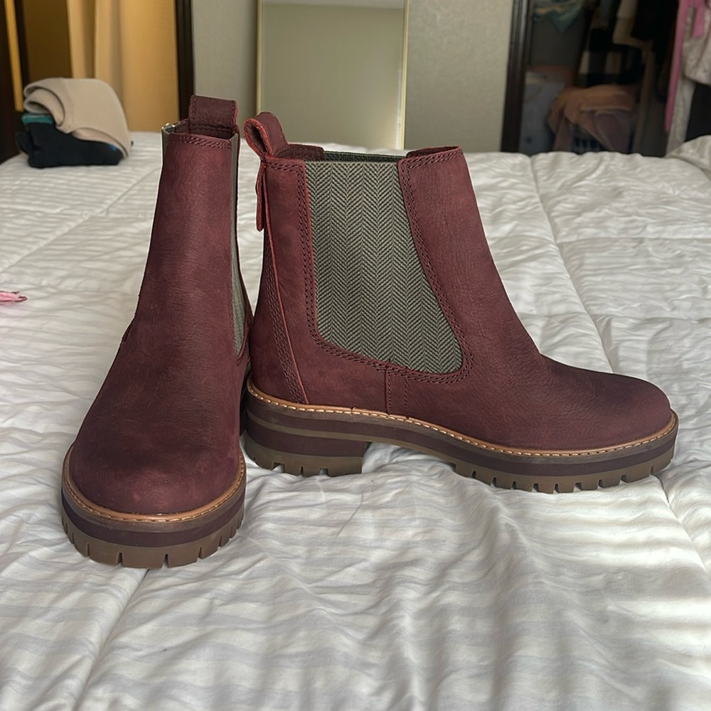 Women’s boots size 6.5 burgundy
